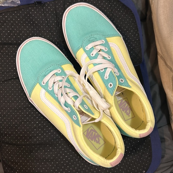 Vans - Picture 2 of 10